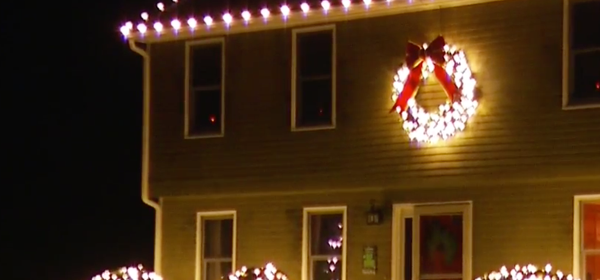 VET RETURNS HOME TO FIND HOME DECORATED, ALL LIT UP FOR THE HOLIDAYS